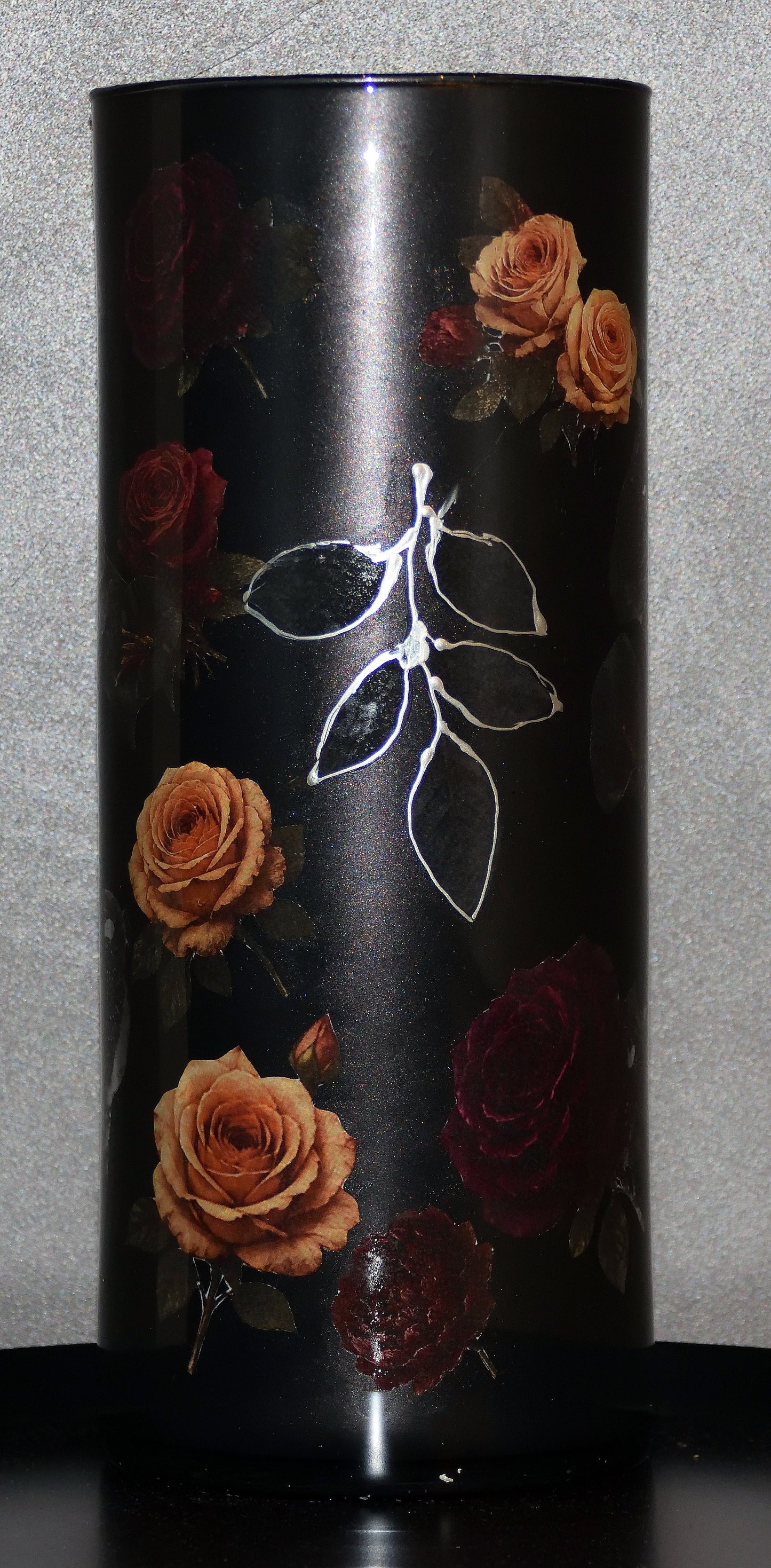 Vaas vrouw in metallic black