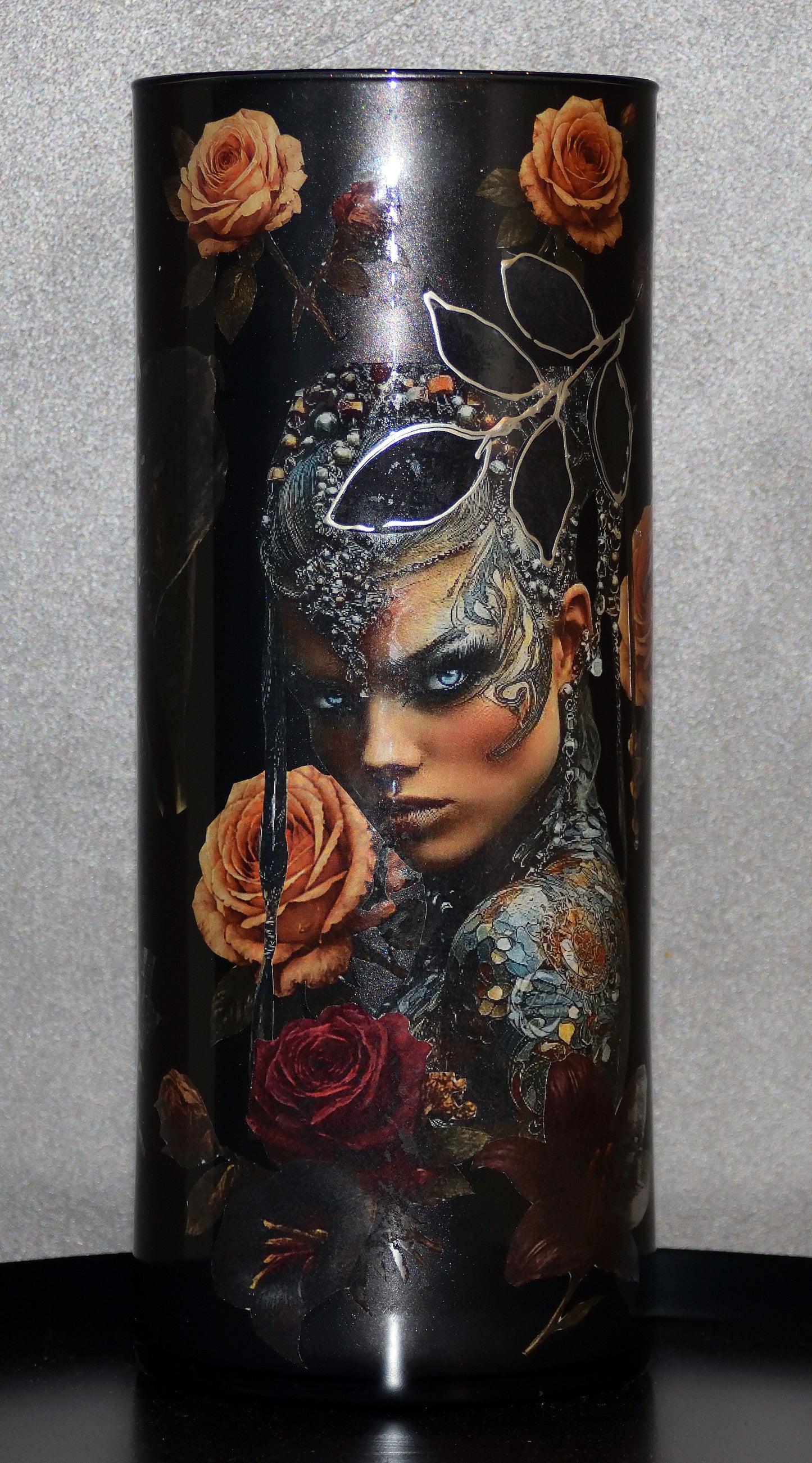 Vaas vrouw in metallic black