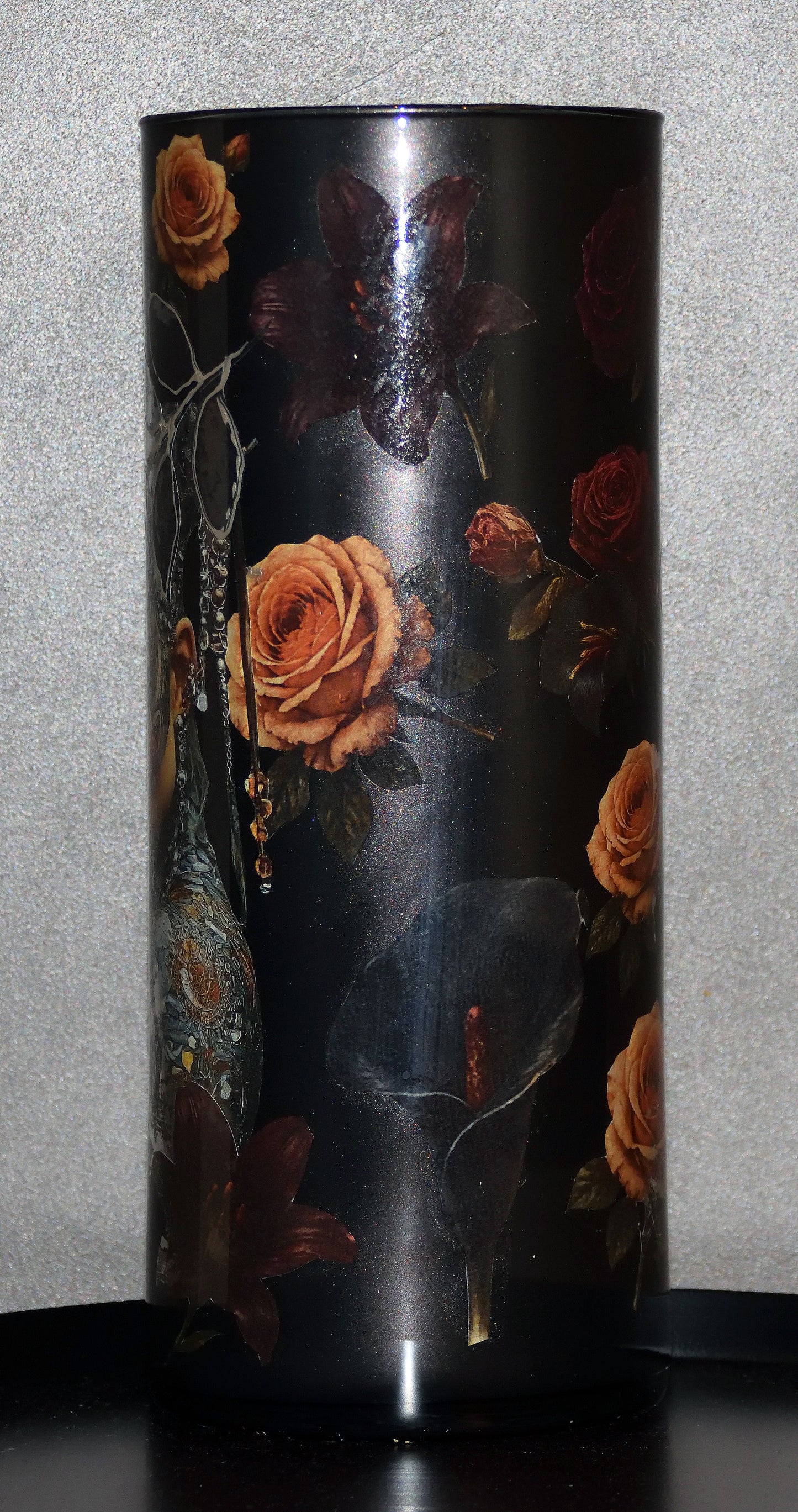 Vaas vrouw in metallic black